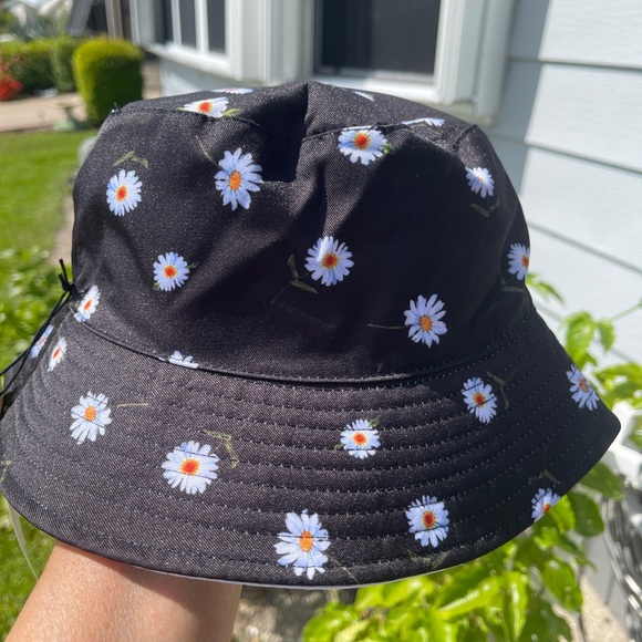ALICE + OLIVIA Reversible Daisy Bucket Hat - Picture 10 of 12